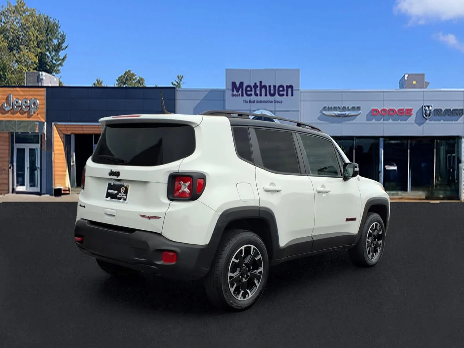 Used 2023 Alpine White Clearcoat Jeep Trailhawk image 4