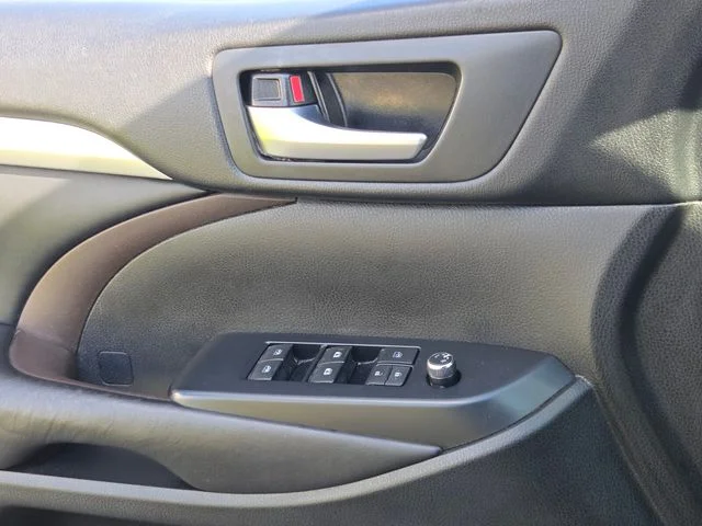 Used 2017 Silver Toyota XLE image 27