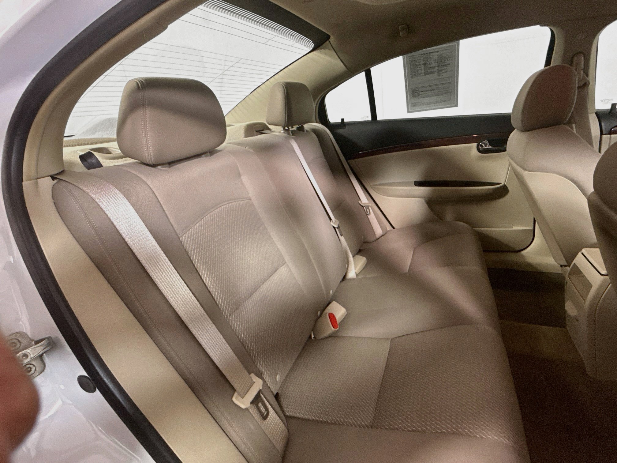 Used 2009 Polar White Saturn XE image 25