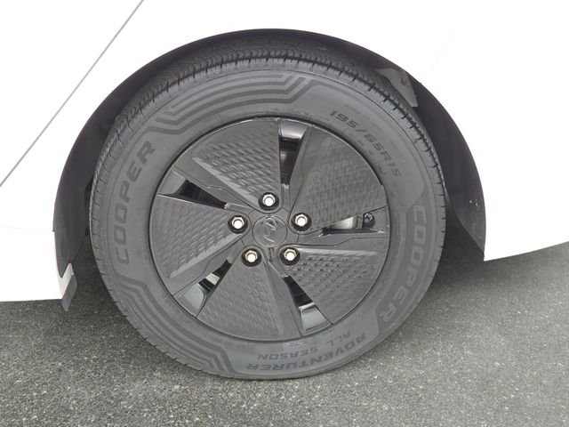 Used 2020 White Hyundai SE image 32