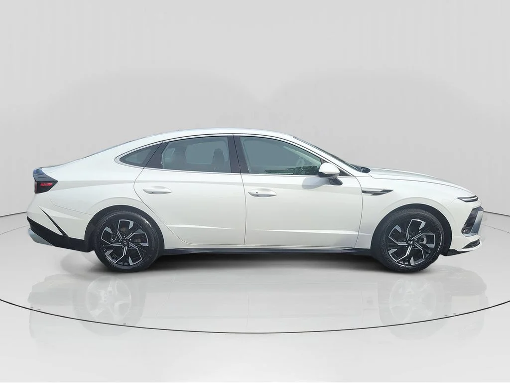 Used 2024 White Hyundai SEL image 8