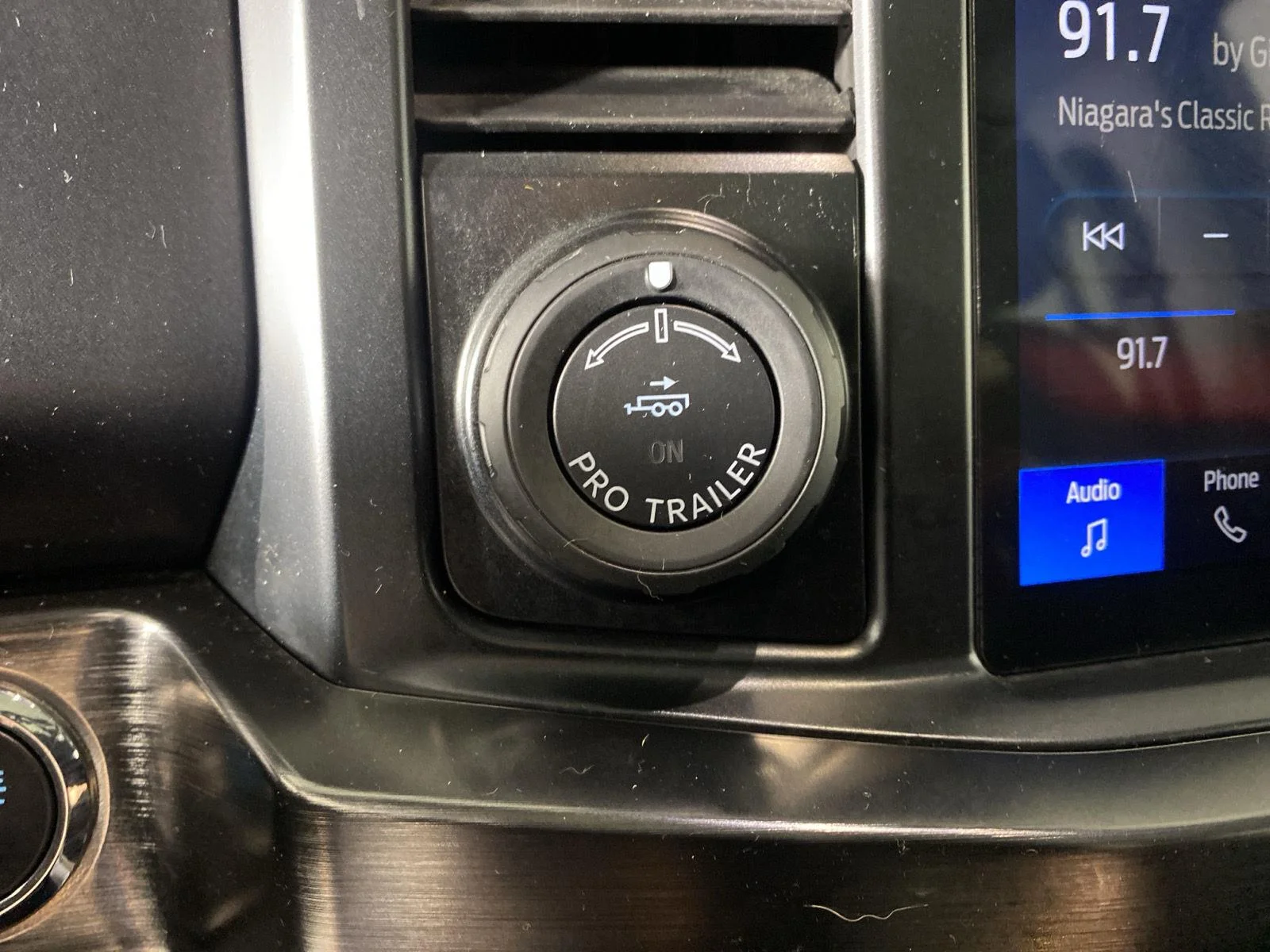 Used 2024  Ford LARIAT image 27