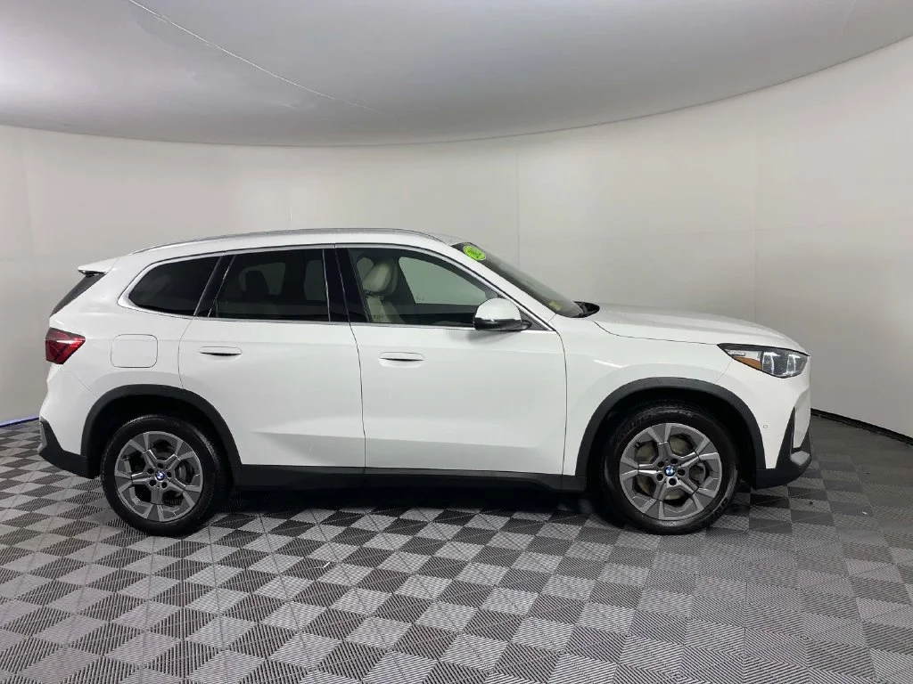 Used 2023 Alpine White BMW xDrive28i image 9