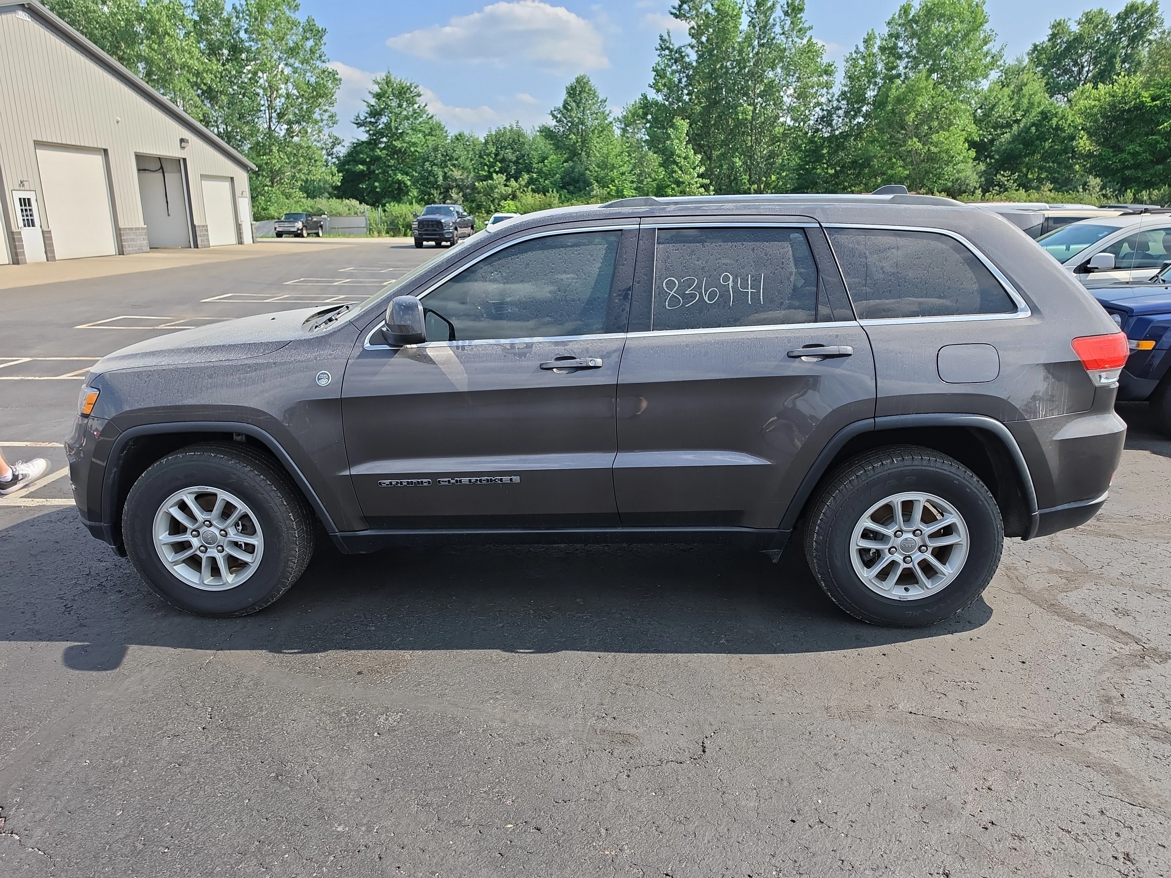 Used 2019 Granite Crystal Metallic Clearcoat Jeep Laredo E image 6