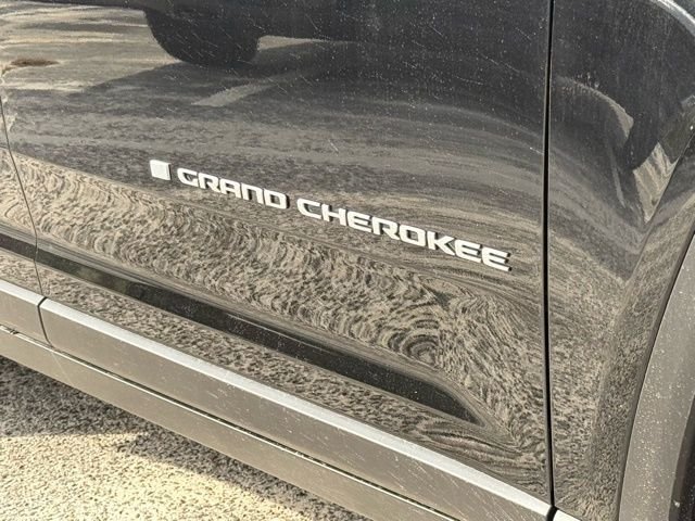 New 2026 Diamond Black Crystal Pearl-Coat Exterior Paint Jeep Limited image 3