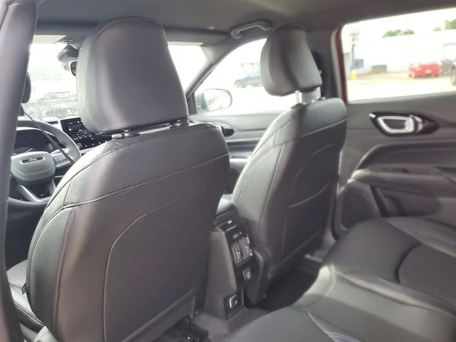 New 2026 Red Hot Pearl-Coat Exterior Paint Jeep Latitude image 9