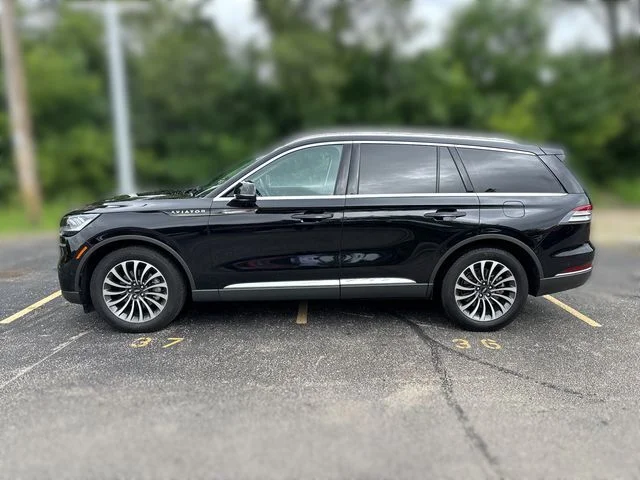 Used 2023 Black Lincoln Reserve image 10