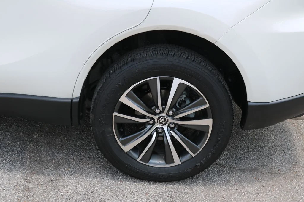 Used 2021 White Toyota LE image 9