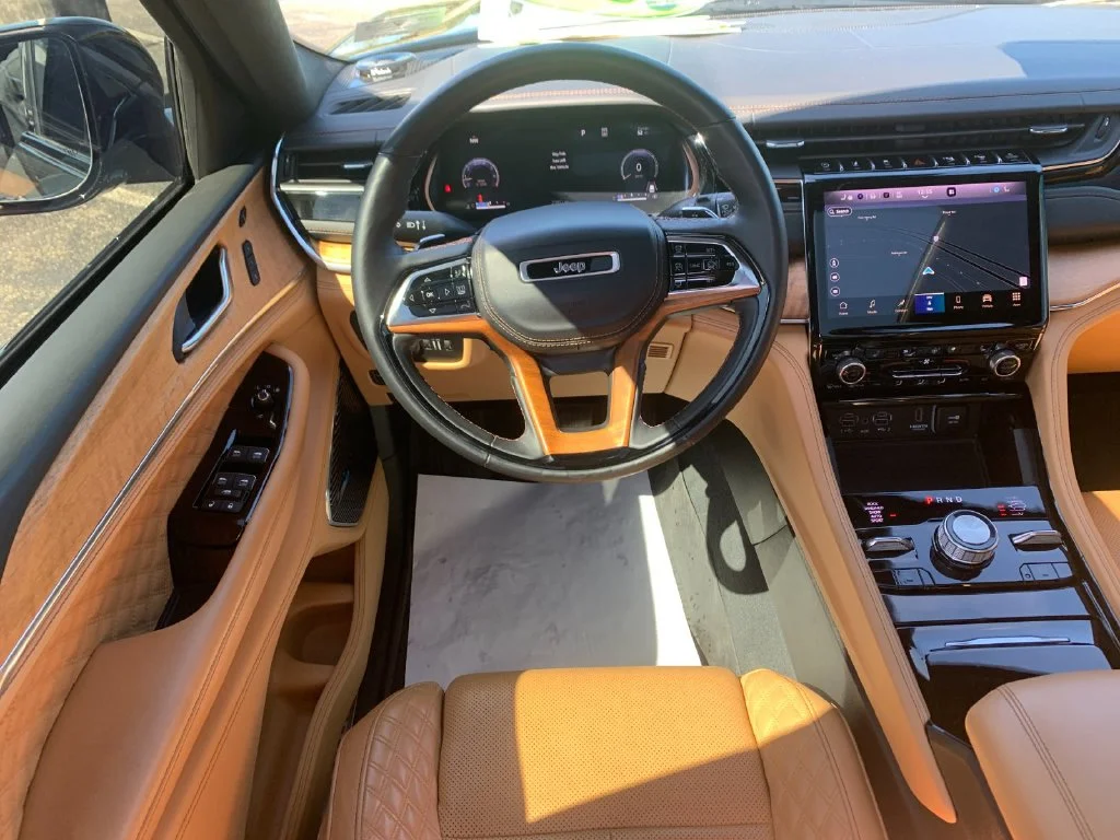 Used 2023  Jeep Summit Reserve image 17