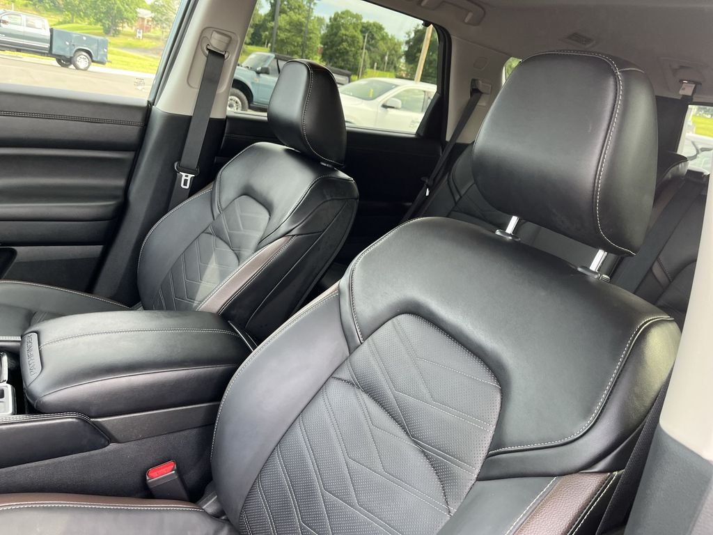 Used 2025 Gray Nissan Platinum image 11