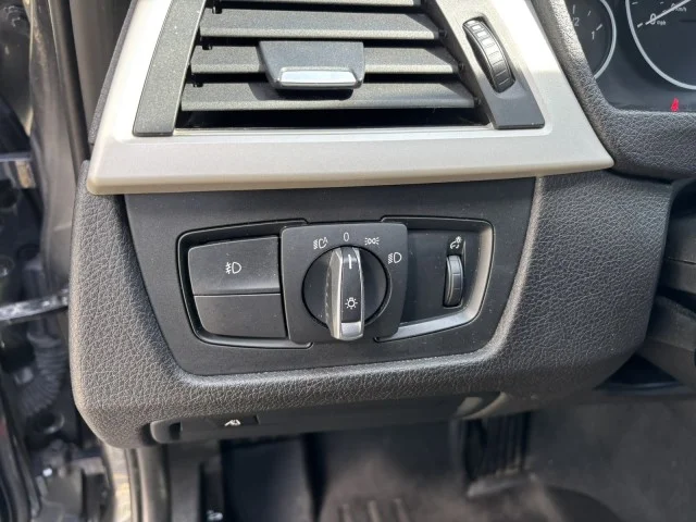 Used 2018 Mineral Gray Metallic BMW 320i xDrive image 23