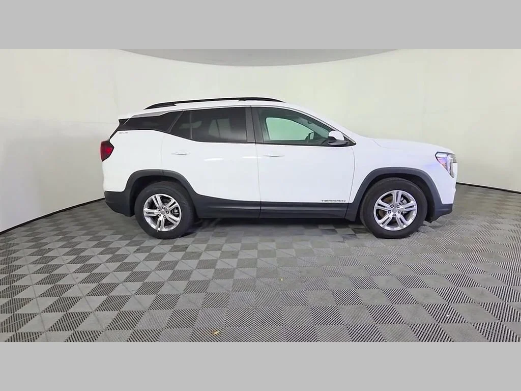 Used 2022 Summit White GMC SLE image 35