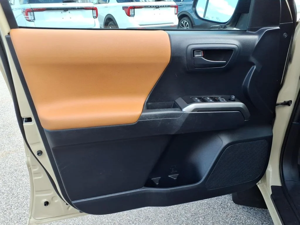 Used 2020 Beige Toyota SR5 image 11