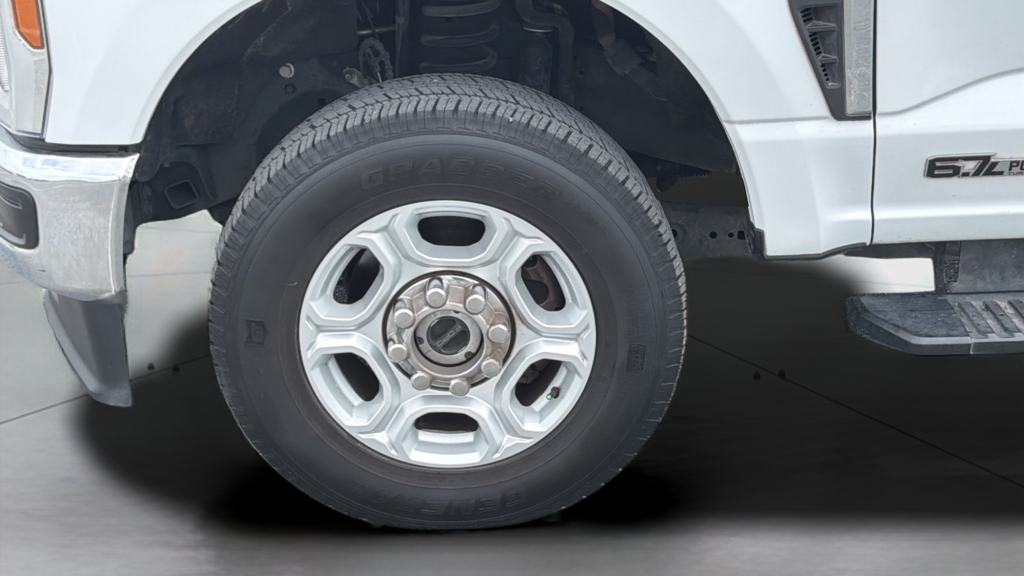 Used 2025 White Ford XLT image 17