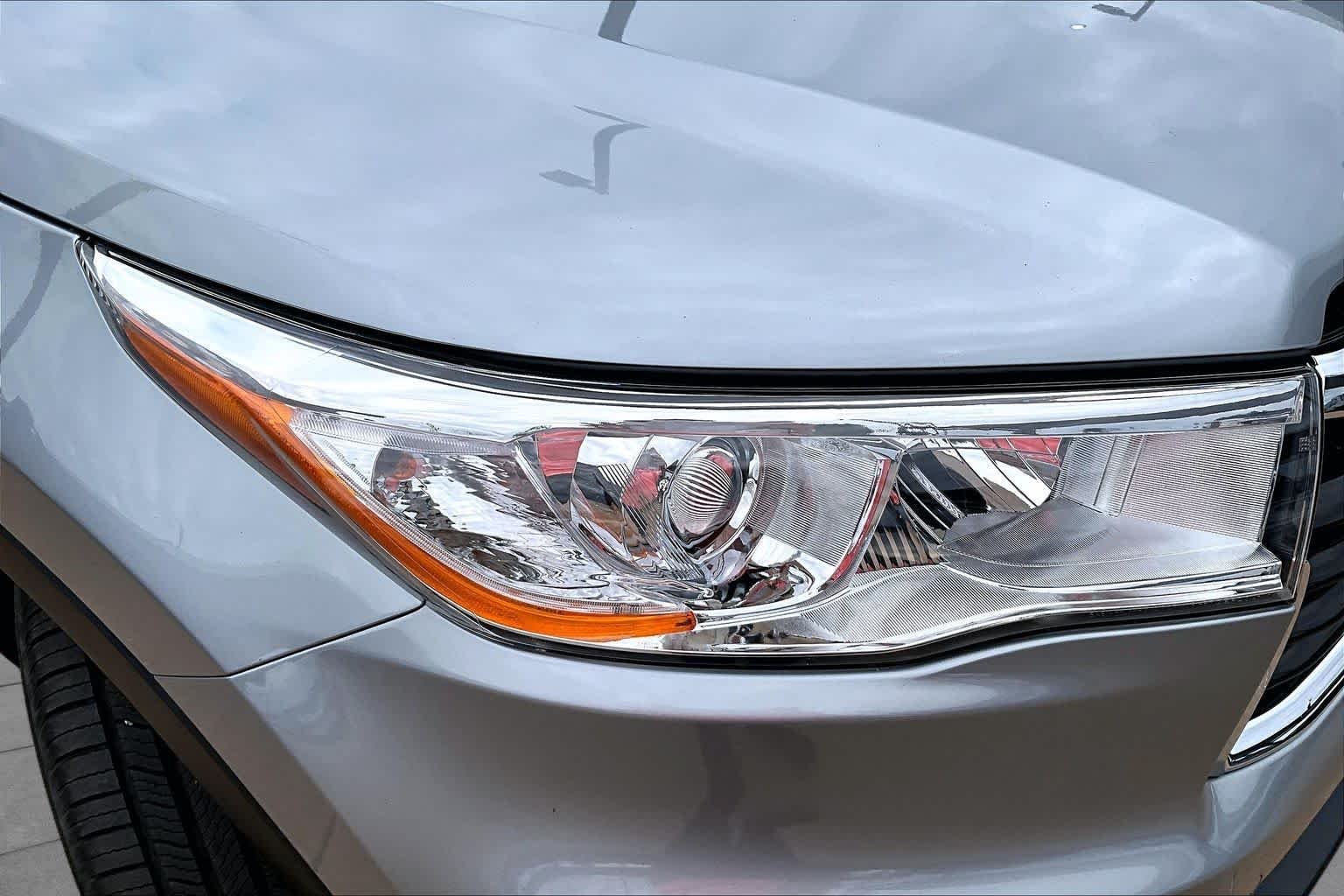 Used 2016 Silver Sky Metallic Toyota XLE image 27