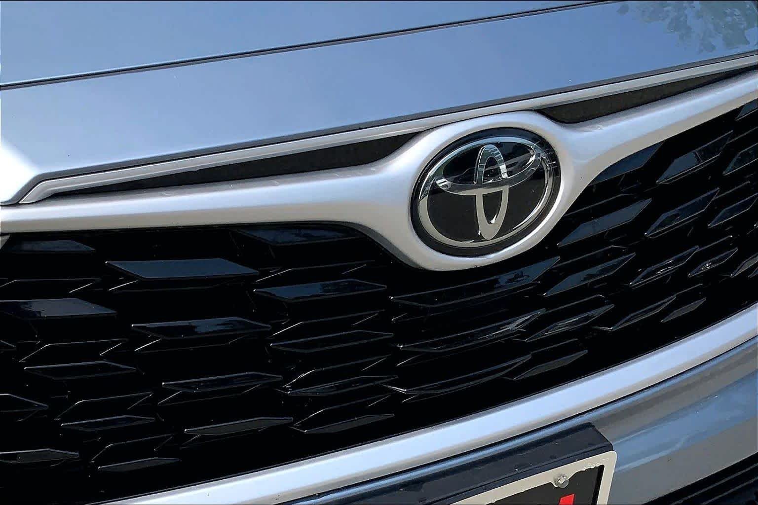 Used 2021 Moon Dust Toyota XLE image 30