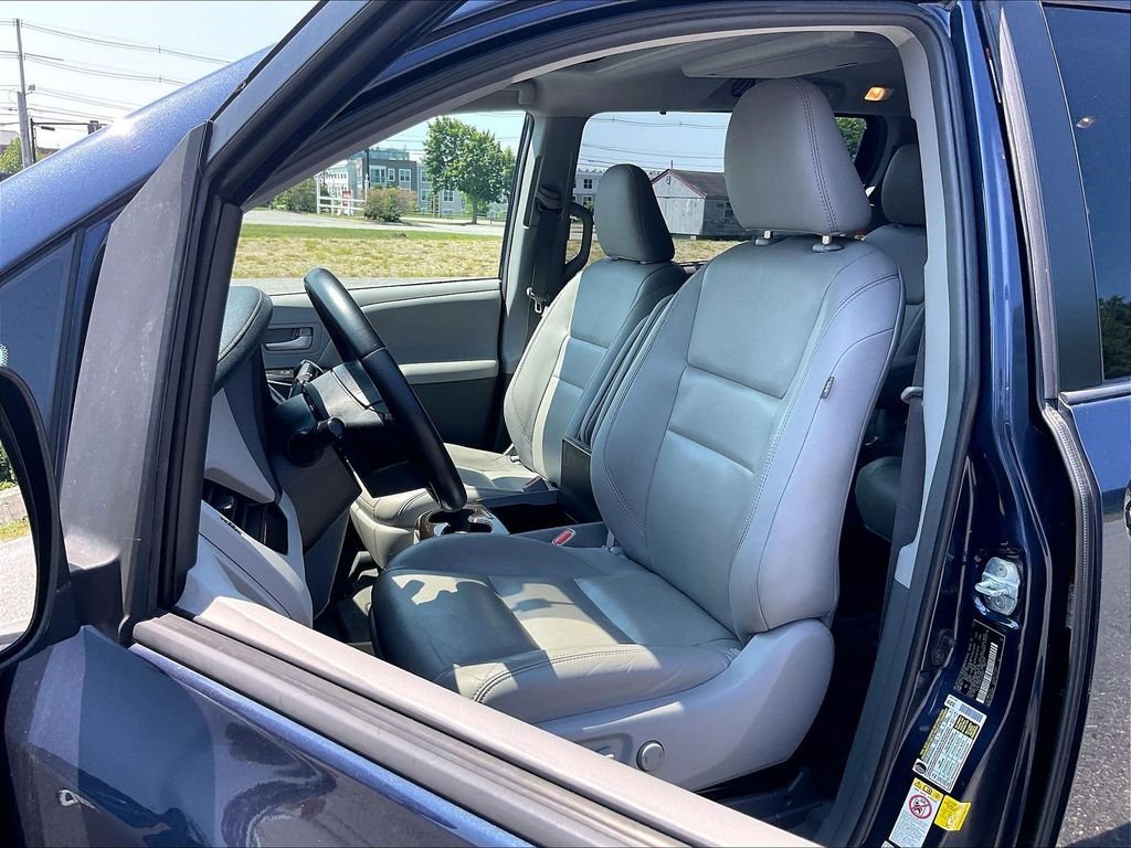 Used 2018 Beige Toyota XLE Premium image 10
