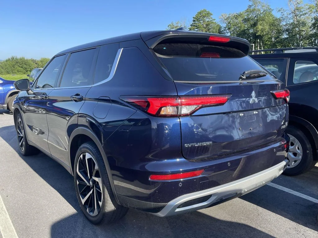 Used 2025 Cosmic Blue Metallic Mitsubishi SE image 3