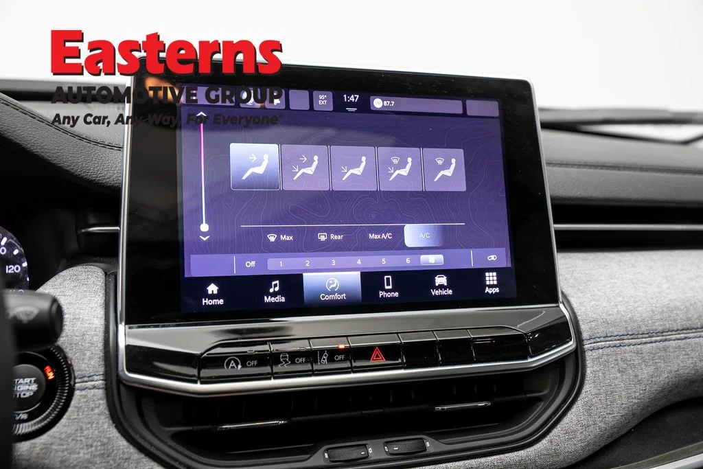 Used 2022 Silver Jeep Latitude image 19