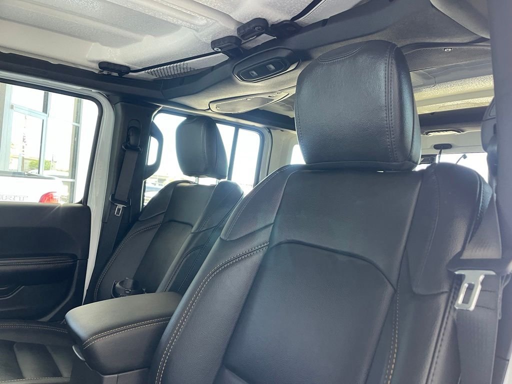 New 2026 Bright White Clear-Coat Exterior Paint Jeep Sahara image 12