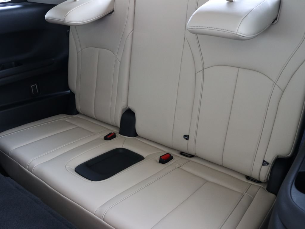 Certified Used 2023 White INFINITI LUXE image 34