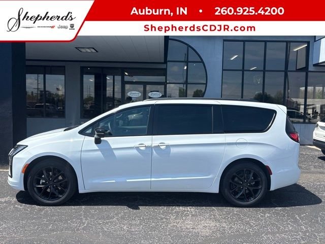 2027 Chrysler Pacifica Limited's photo
