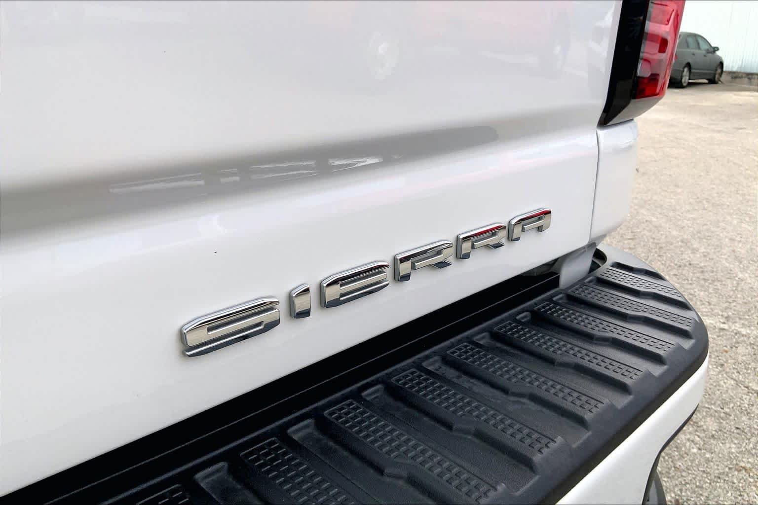 Used 2024 White Frost Tricoat GMC Denali Ultimate image 31