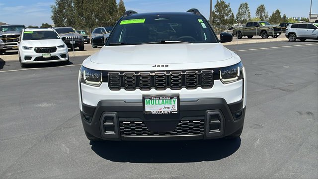 New 2026 Bright White Clear-Coat Exterior Paint Jeep Overland image 8