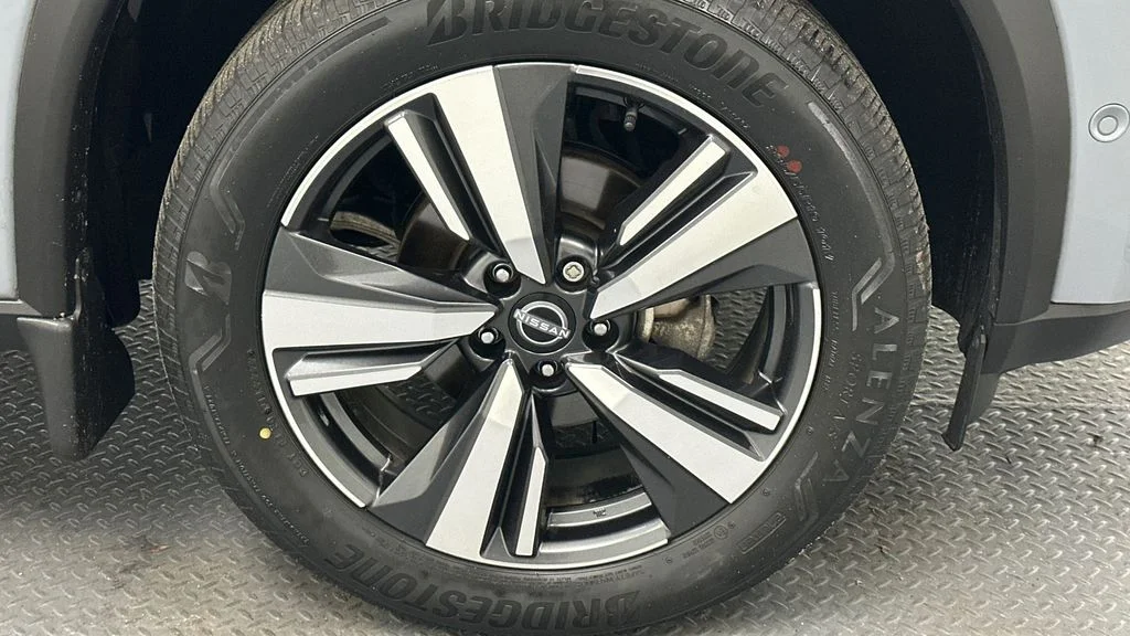 Used 2023 Gray Nissan Platinum image 21