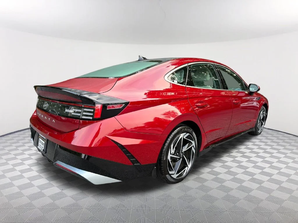 Used 2025 Red Hyundai SEL Convenience image 5