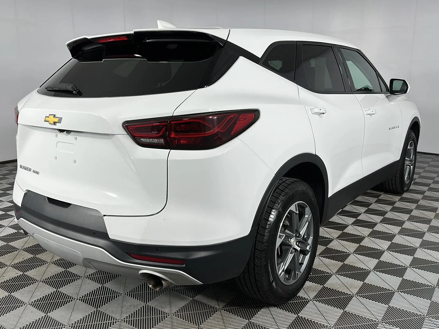 Used 2024 Summit White Chevrolet LT image 24