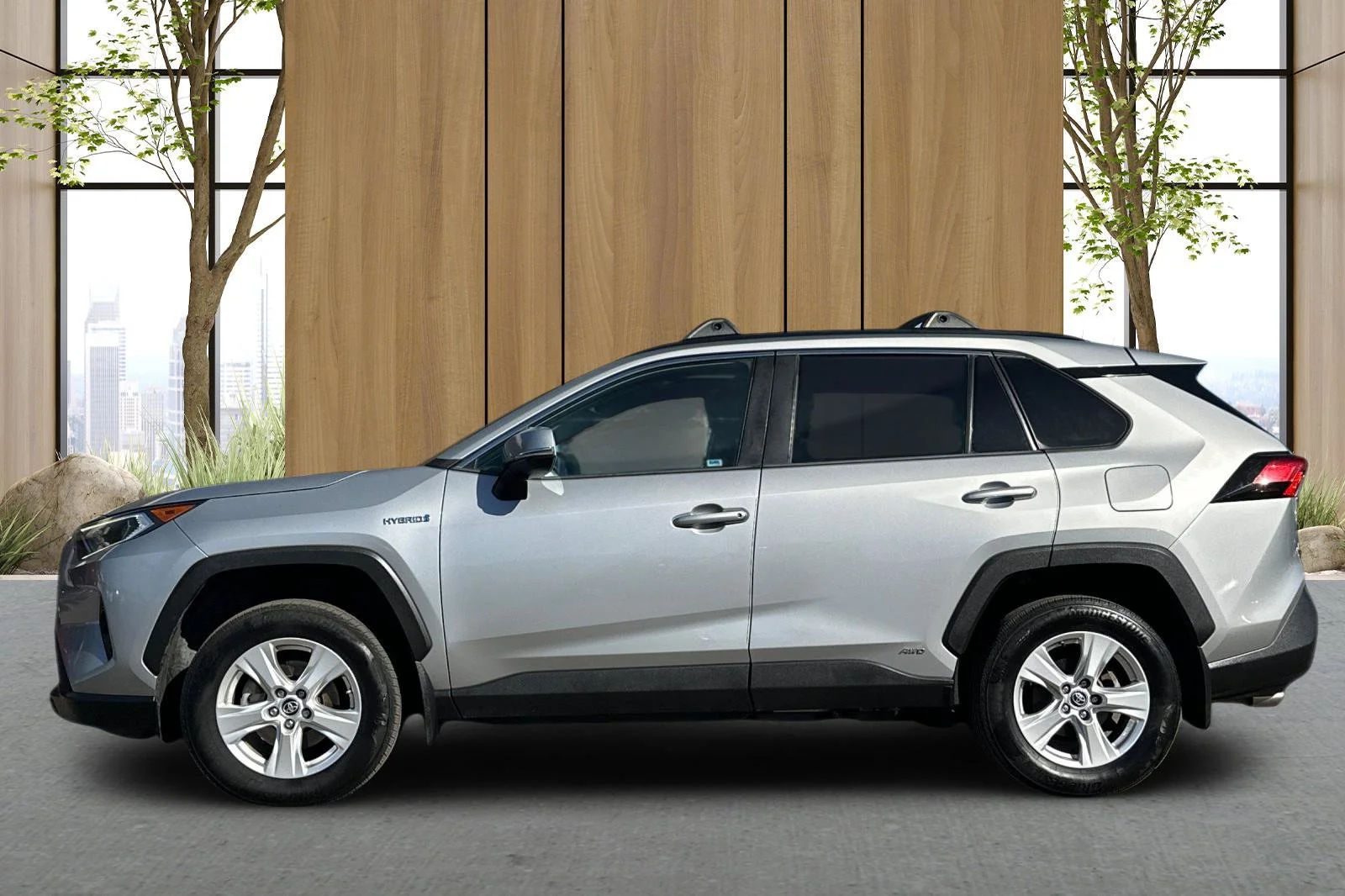 Used 2019 White Toyota Hybrid XLE image 7