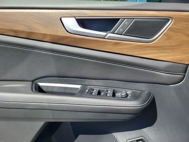 New 2026 White/off-white Volkswagen SE w/Technology image 10