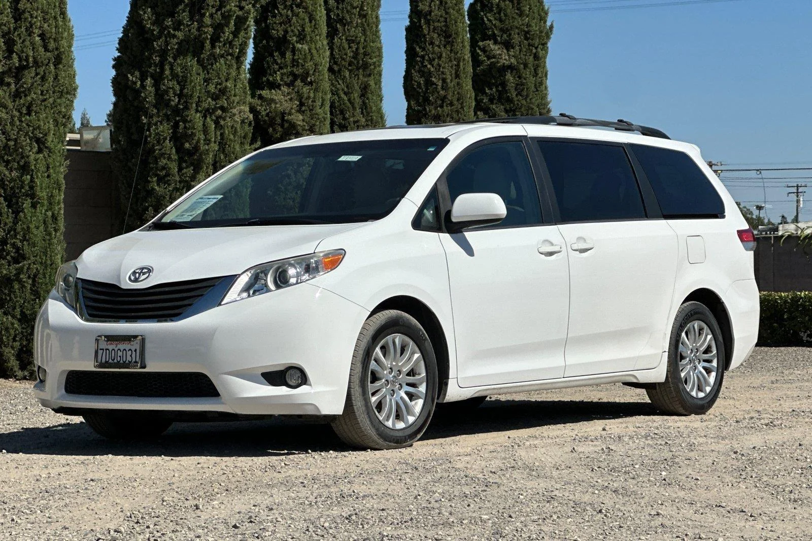 Used 2014 Super White Toyota XLE 8-Passenger image 8