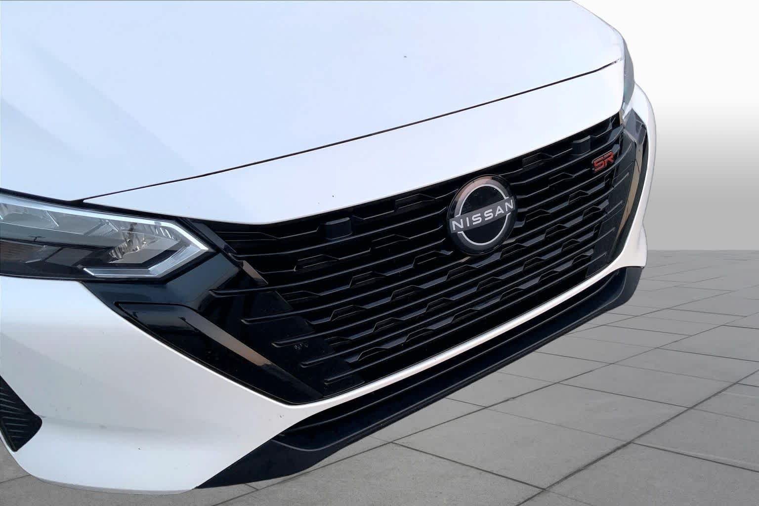 Used 2025 Aspen White Tricoat/Super Black Nissan SR image 28