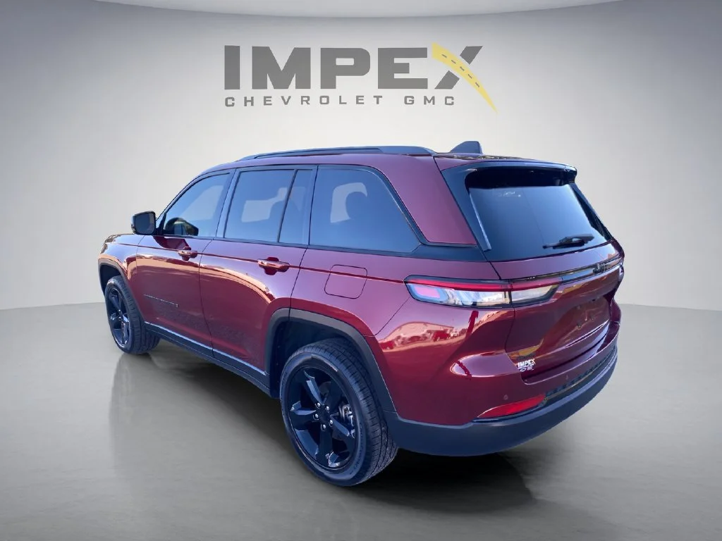 Used 2023 Red Jeep Altitude image 3