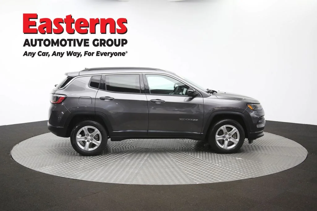 Used 2024  Jeep Latitude image 43