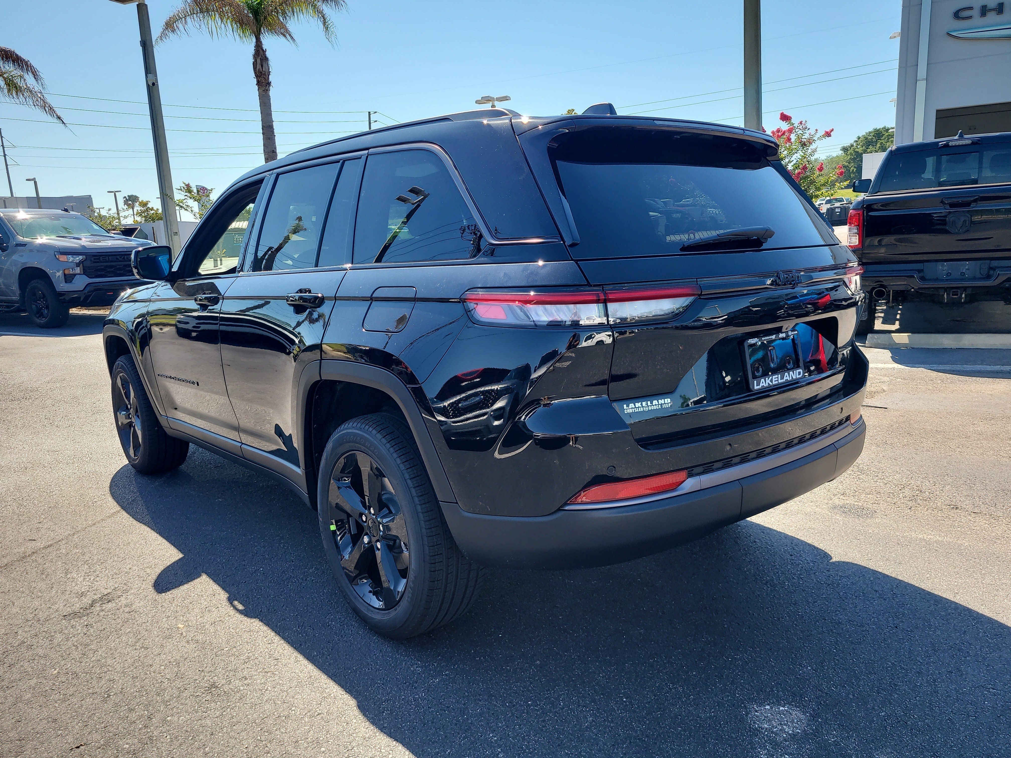 New 2026 Diamond Black Crystal Pearl-Coat Exterior Paint Jeep Limited image 8