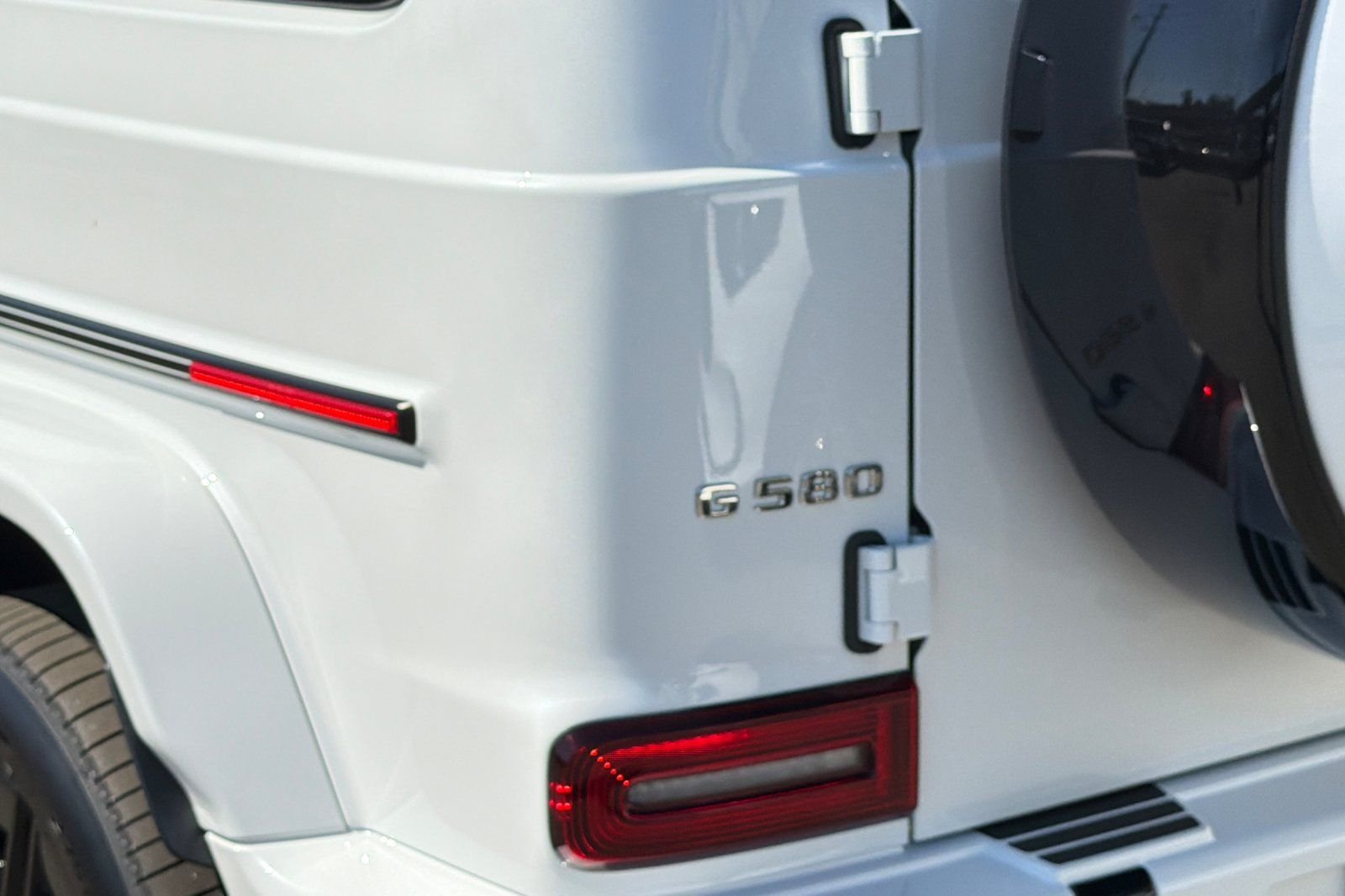 New 2027 MANUFAKTUR Moonlight White Metallic Mercedes-Benz G 580e image 15
