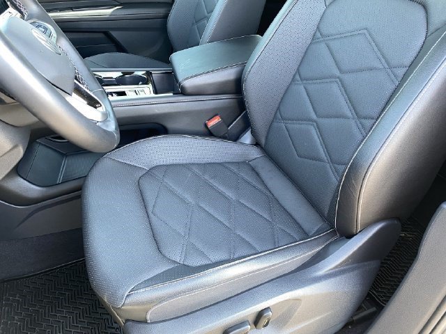 Used 2024 Gray Volkswagen 2.0T SE w/Technology image 19