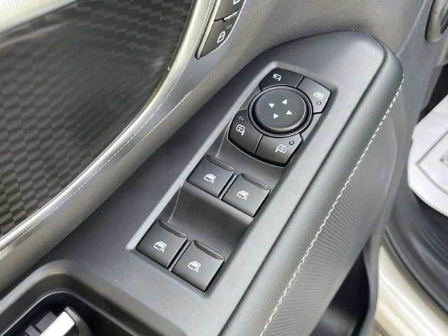 New 2027 Star White Metallic Tri-Coat Ford Platinum image 17