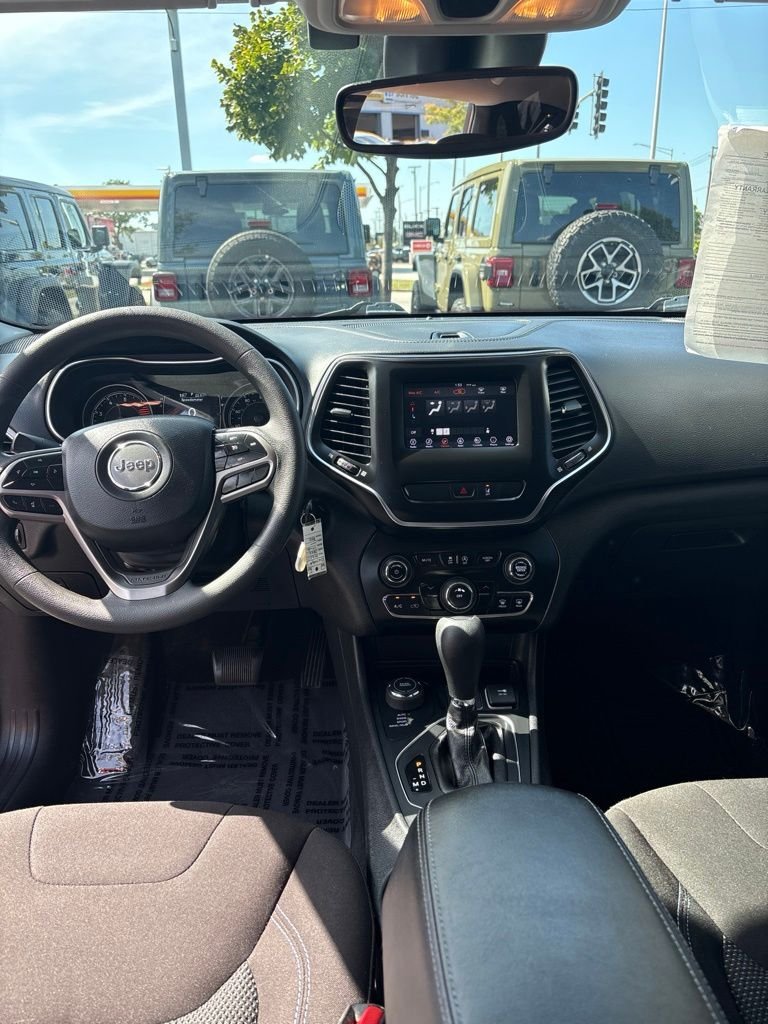 Used 2021 Velvet Jeep Latitude image 10