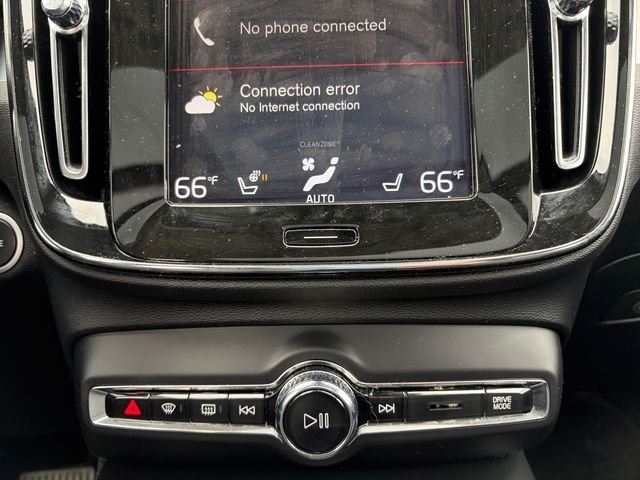 Used 2020 Black Volvo Momentum image 17