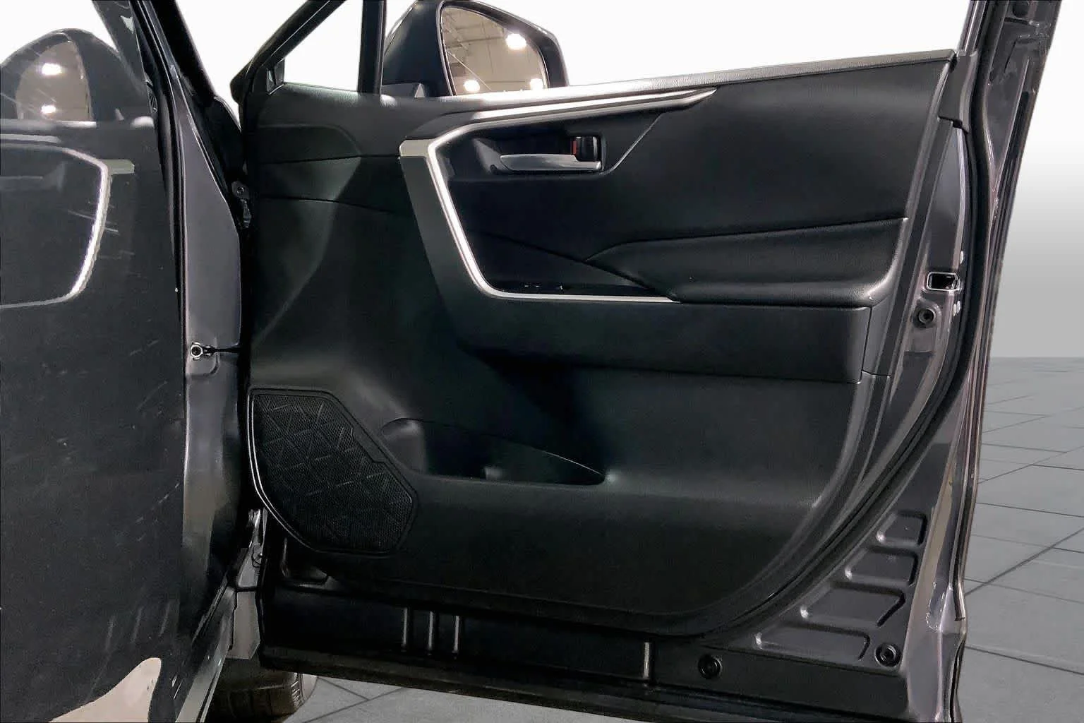 Used 2020 Magnetic Gray Metallic Toyota XLE image 23
