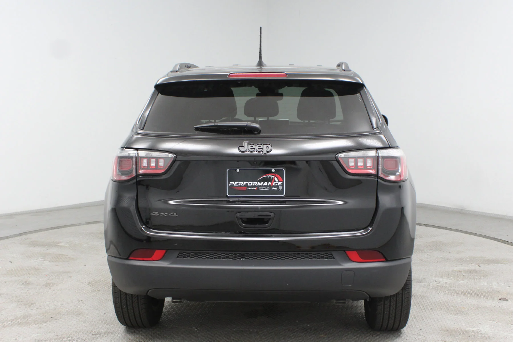 New 2026 Diamond Black Crystal Pearl-Coat Exterior Paint Jeep Latitude Altitude 4x4 image 25