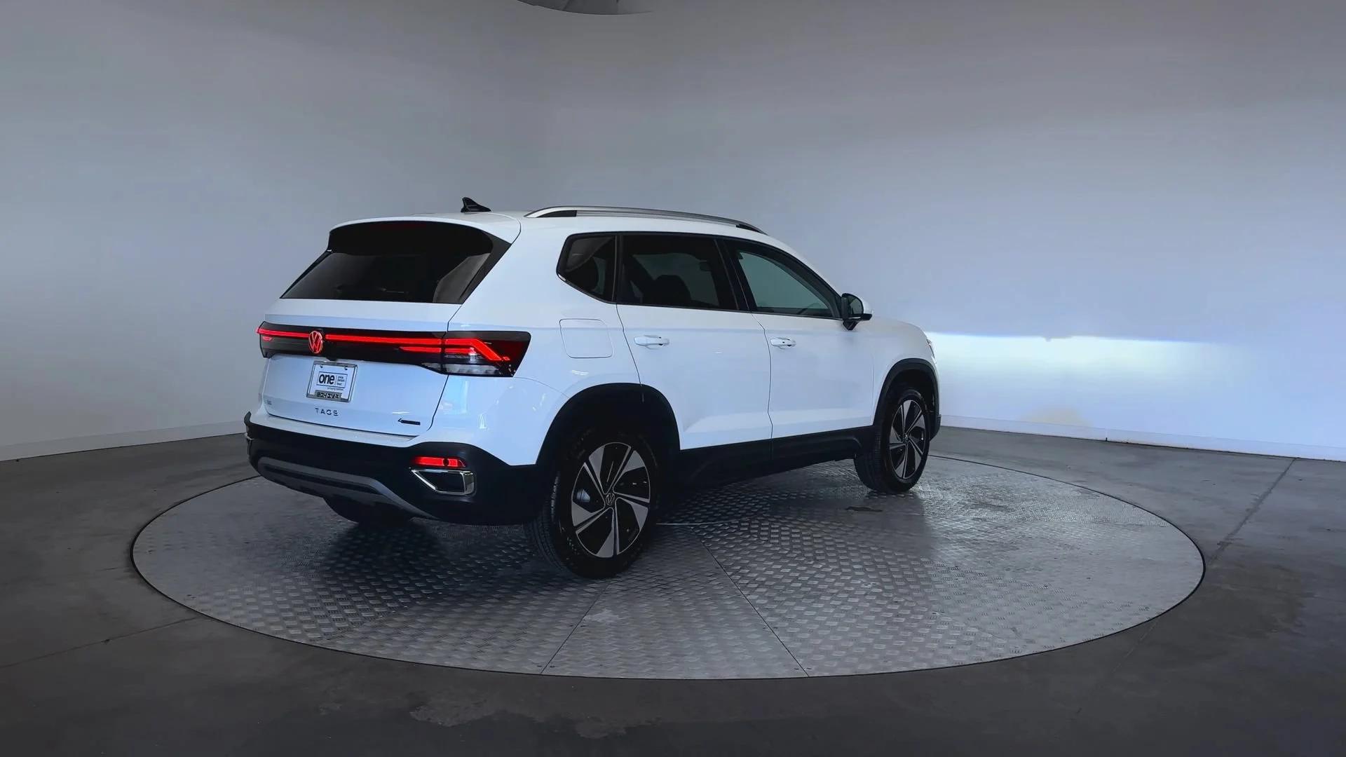 Used 2025 Pure White Volkswagen SE image 8