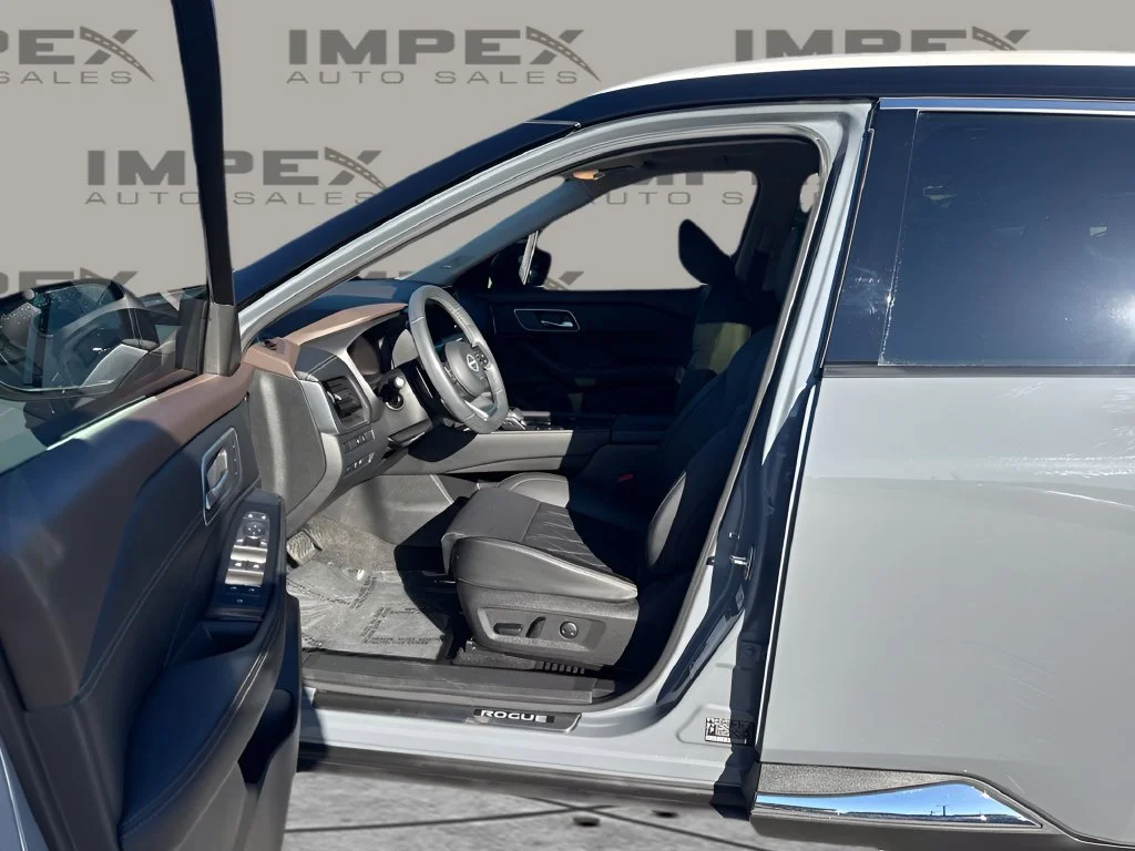 Used 2023 Gray Nissan Platinum image 9