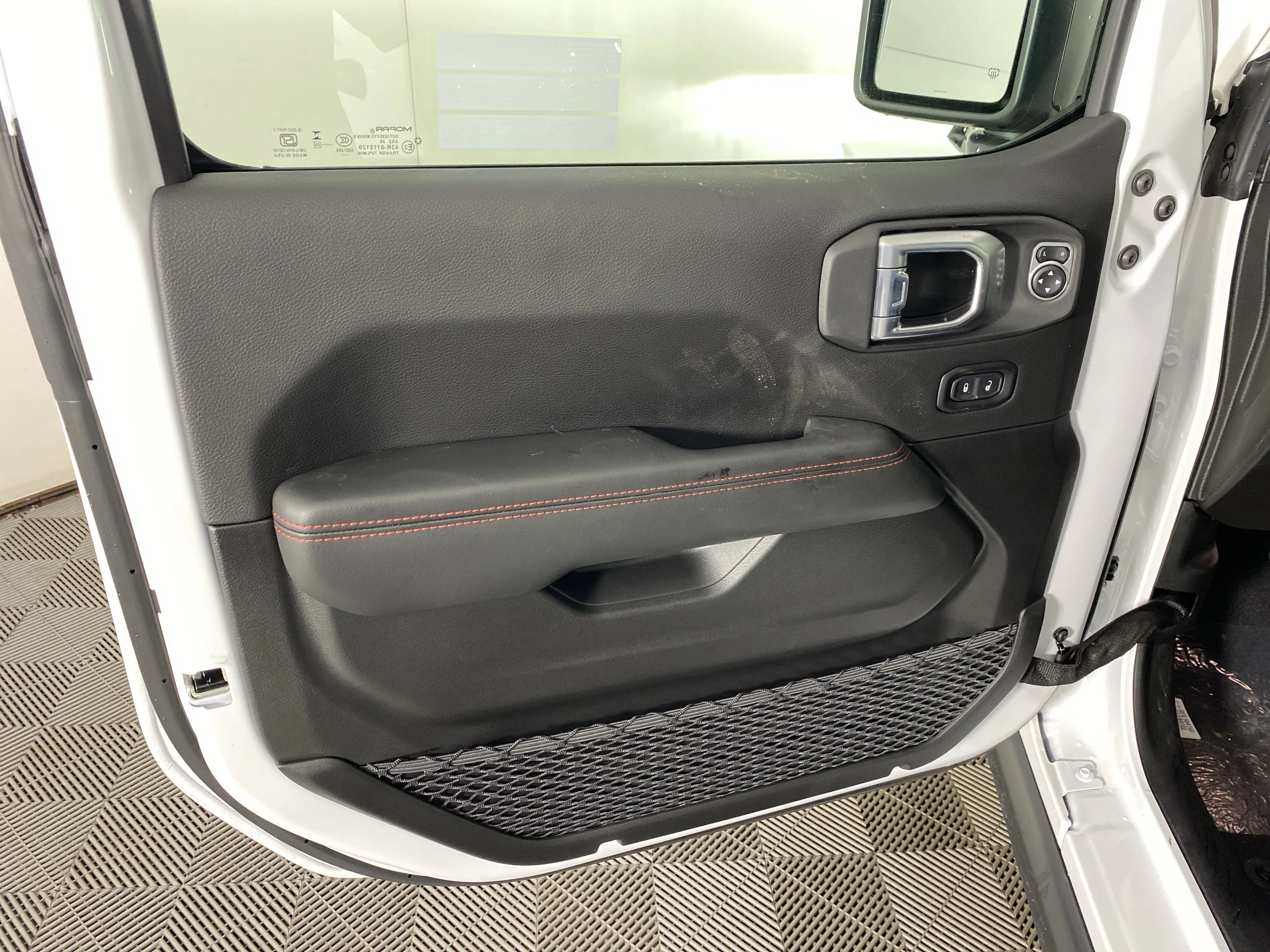 New 2026 Bright White Clear-Coat Exterior Paint Jeep Rubicon X image 12