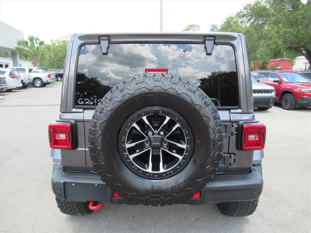 New 2026 Granite Crystal Metallic Clear-Coat Exterior Paint Jeep Rubicon X image 6