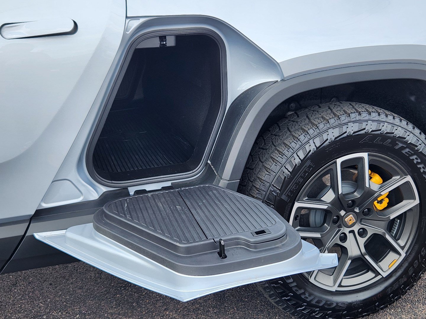 Used 2025 LA Silver Rivian Premium image 20